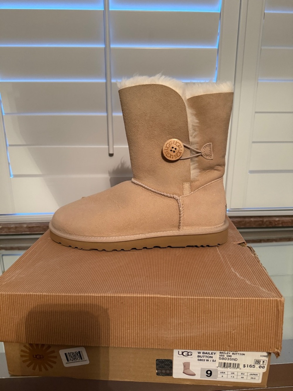 NWT UGG Bailey Button Boot in Sand Suede Shearling